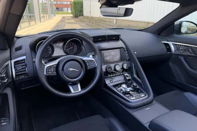 Jaguar F-Type (2017) thumbnail 3