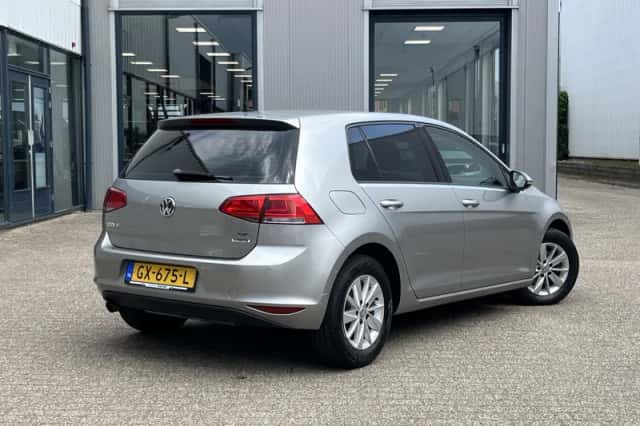 Volkswagen Golf (2015) thumbnail 2