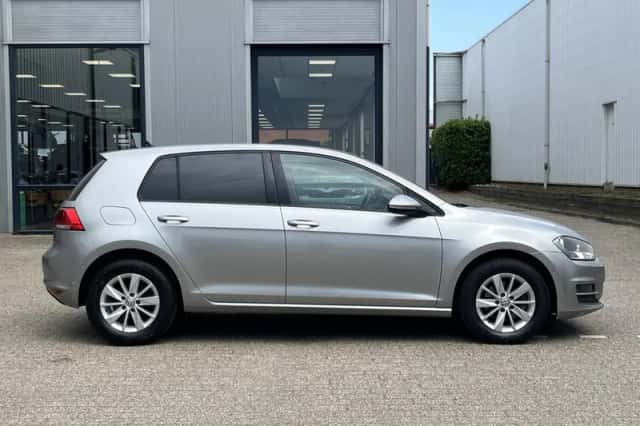 Volkswagen Golf (2015) thumbnail 3