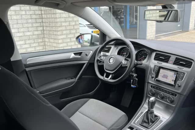 Volkswagen Golf (2015) thumbnail 4
