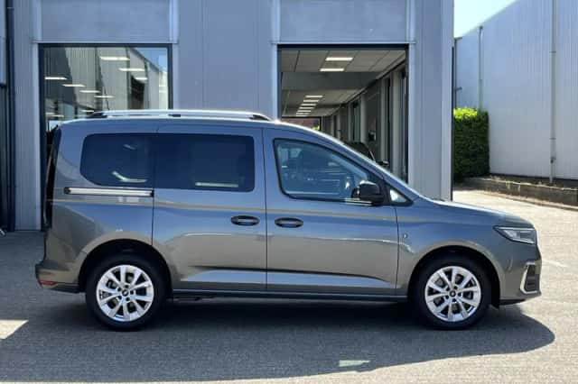 Ford Tourneo (2023) thumbnail 3