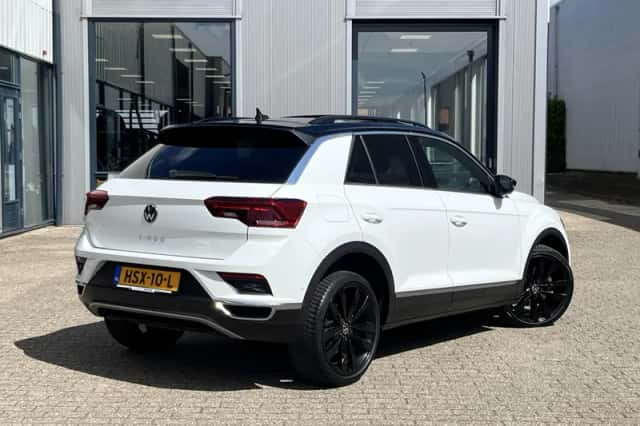 Volkswagen T-Roc (2021) thumbnail 2