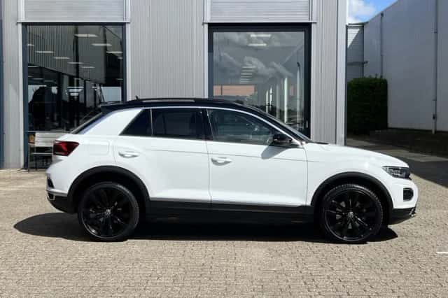 Volkswagen T-Roc (2021) thumbnail 3