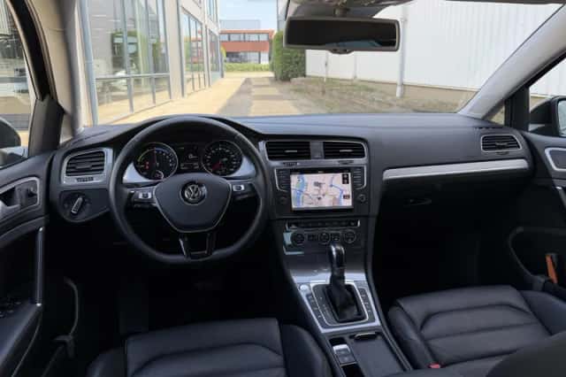 Volkswagen E-Golf (2015) thumbnail 3