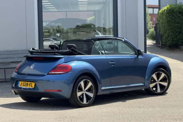 Volkswagen Beetle (2016) thumbnail 2