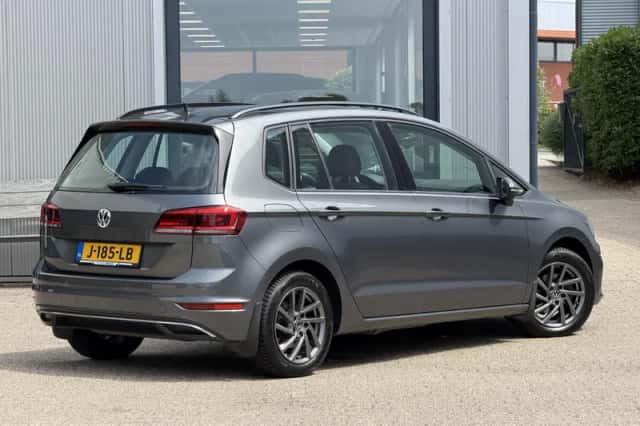 Volkswagen Golf (2019) thumbnail 2