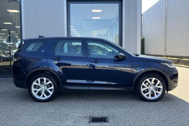 Land Rover Discovery Sport (2023) thumbnail 3