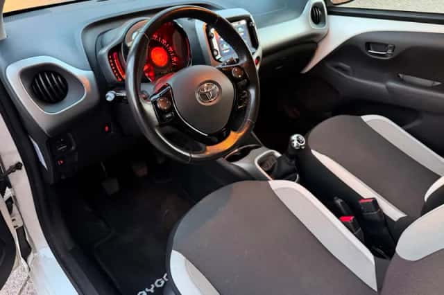 Toyota Aygo (2016) thumbnail 5
