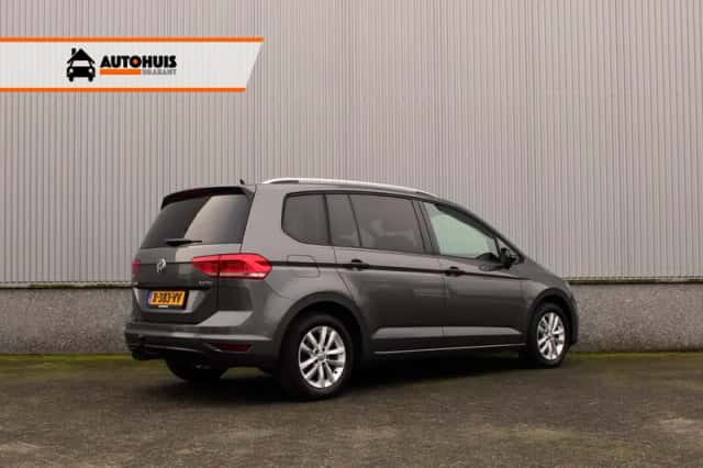 Volkswagen Touran (2016) thumbnail 2