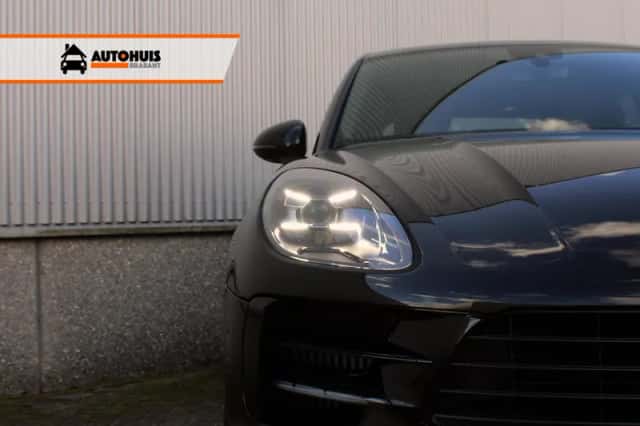 Porsche Macan (2019) thumbnail 3