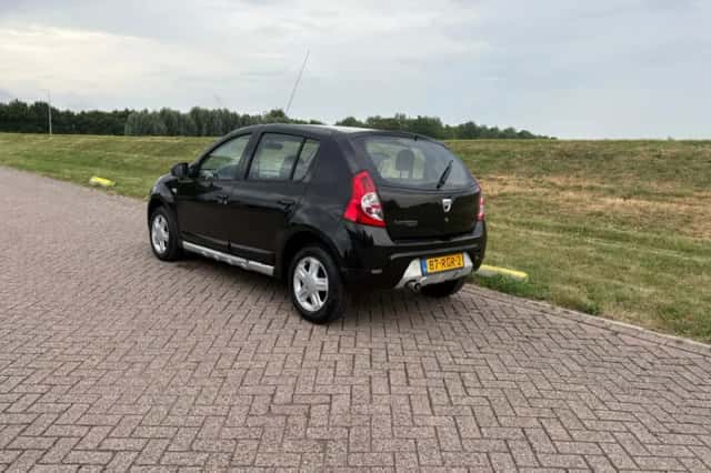 Dacia Sandero (2011) thumbnail 3