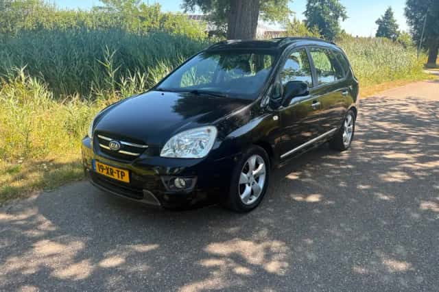 Kia Carens (2007) thumbnail 1