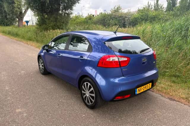 Kia Rio (2012) thumbnail 4