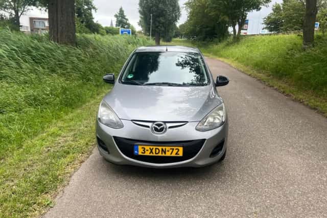 Mazda 2 (2014) thumbnail 2