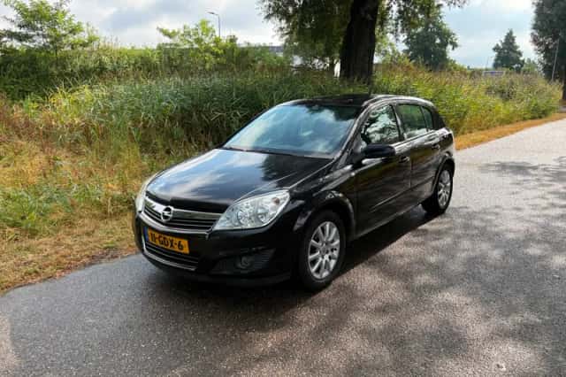 Opel Astra (2008) thumbnail 1
