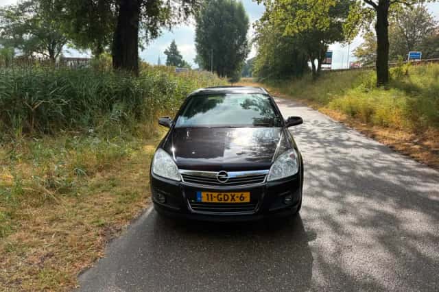 Opel Astra (2008) thumbnail 2