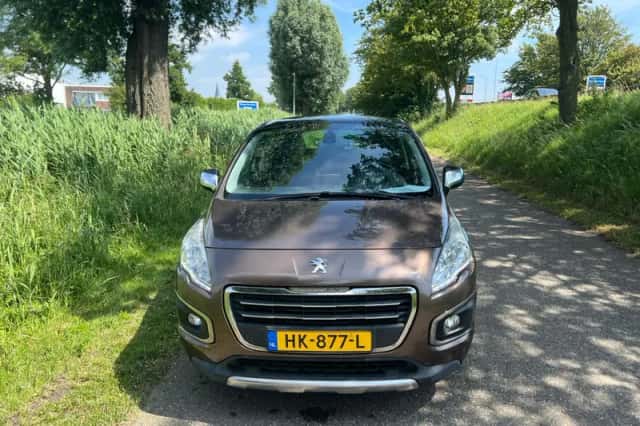 Peugeot 3008 (2015) thumbnail 2