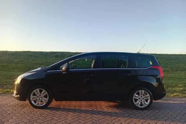 Peugeot 5008 (2010) thumbnail 2