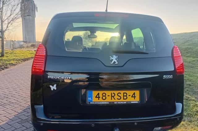 Peugeot 5008 (2010) thumbnail 4