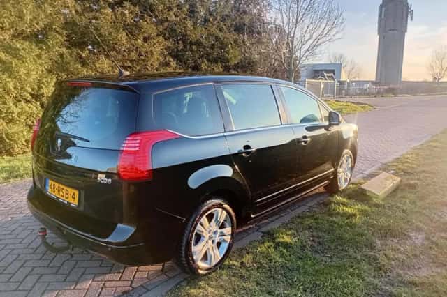Peugeot 5008 (2010) thumbnail 6
