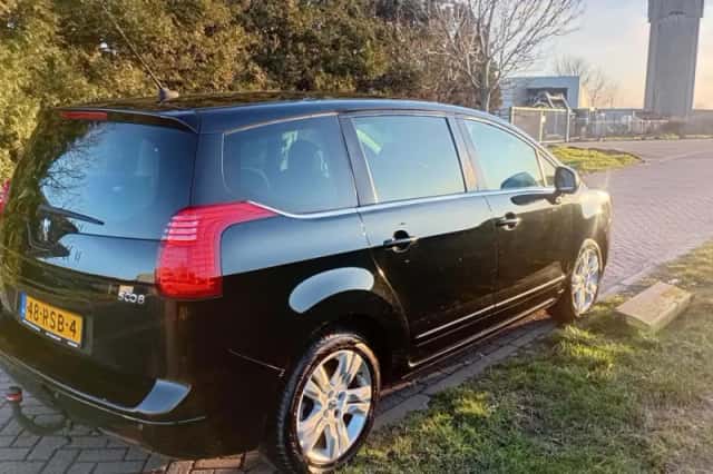 Peugeot 5008 (2010) thumbnail 6