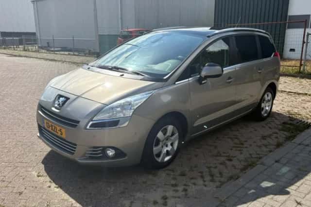 Peugeot 5008 (2012) thumbnail 1