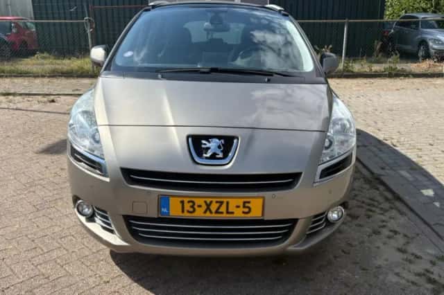 Peugeot 5008 (2012) thumbnail 2