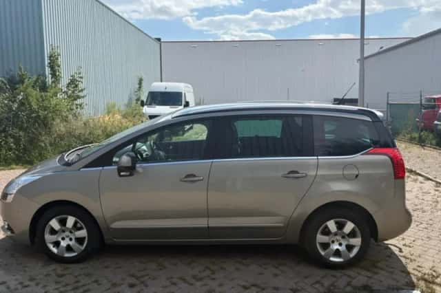 Peugeot 5008 (2012) thumbnail 3
