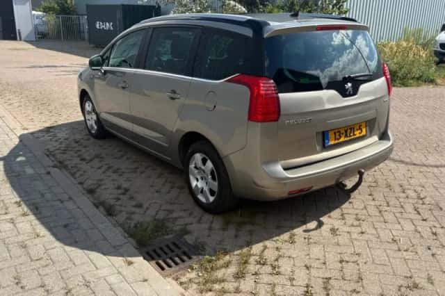Peugeot 5008 (2012) thumbnail 4