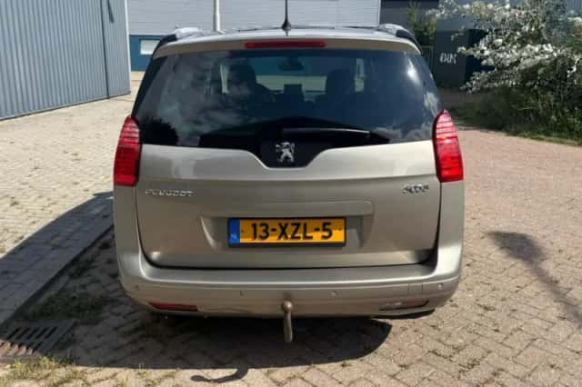 Peugeot 5008 (2012) thumbnail 5