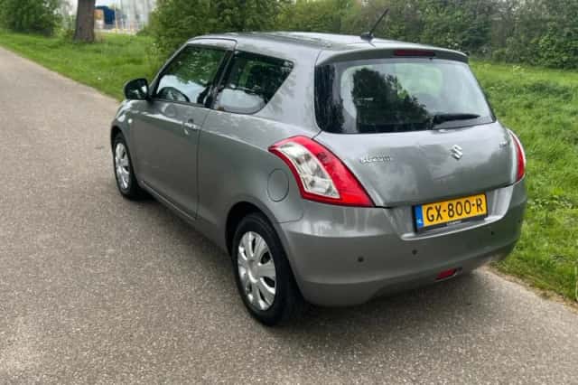Suzuki Swift (2015) thumbnail 4