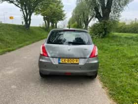 Suzuki Swift (2015) thumbnail 5