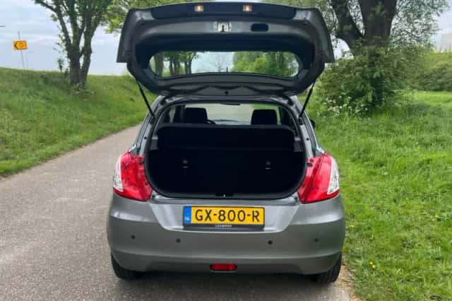 Suzuki Swift (2015) thumbnail 6
