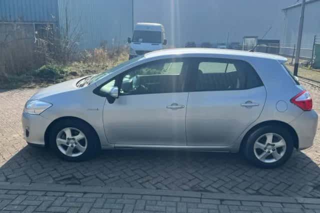 Toyota Auris (2010) thumbnail 3