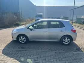 Toyota Auris (2010) thumbnail 3