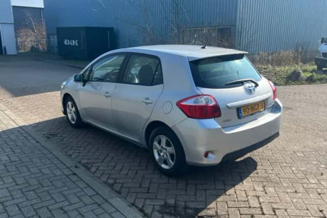 Toyota Auris (2010) thumbnail 4