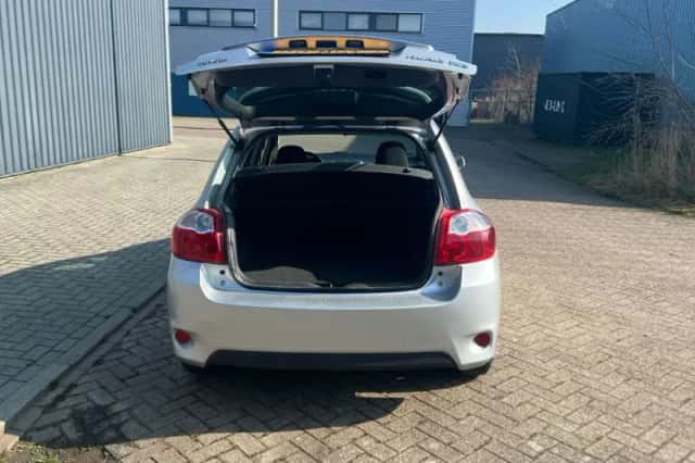 Toyota Auris (2010) thumbnail 6