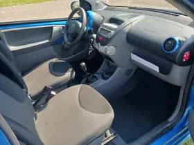 Toyota Aygo (2009) thumbnail 11