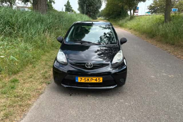 Toyota Aygo (2013) thumbnail 2
