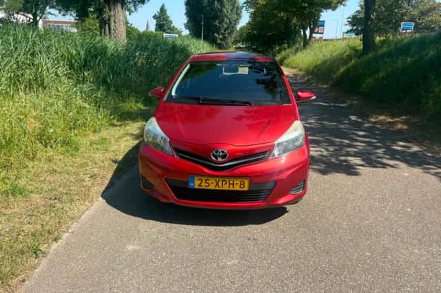 Toyota Yaris (2012) thumbnail 2