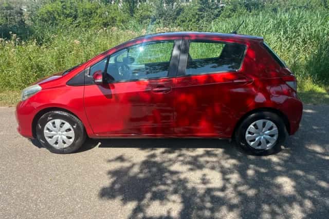 Toyota Yaris (2012) thumbnail 3
