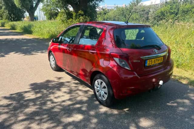 Toyota Yaris (2012) thumbnail 4