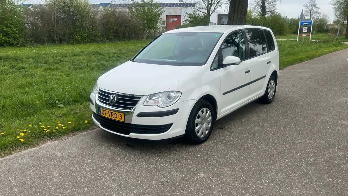 Volkswagen Touran — foto 1