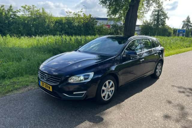 Volvo V60 (2015) thumbnail 1
