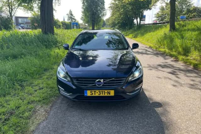Volvo V60 (2015) thumbnail 2