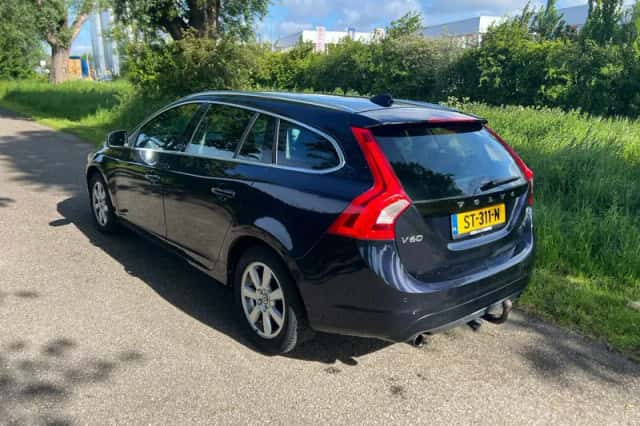 Volvo V60 (2015) thumbnail 4