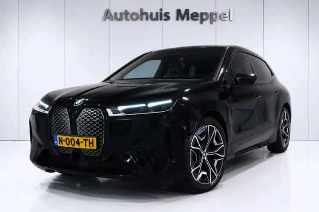 BMW iX (2021) thumbnail 2