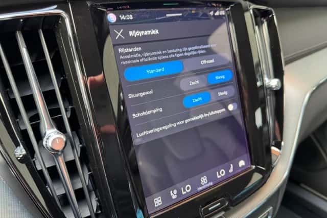 Volvo XC60 (2022) thumbnail 3