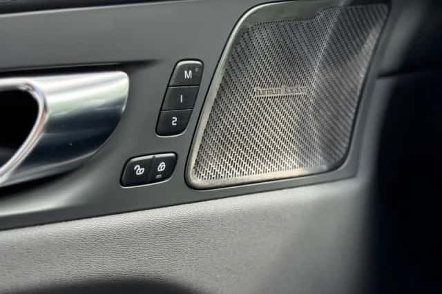 Volvo XC60 (2021) thumbnail 3