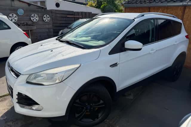 Ford Kuga (2015) thumbnail 1